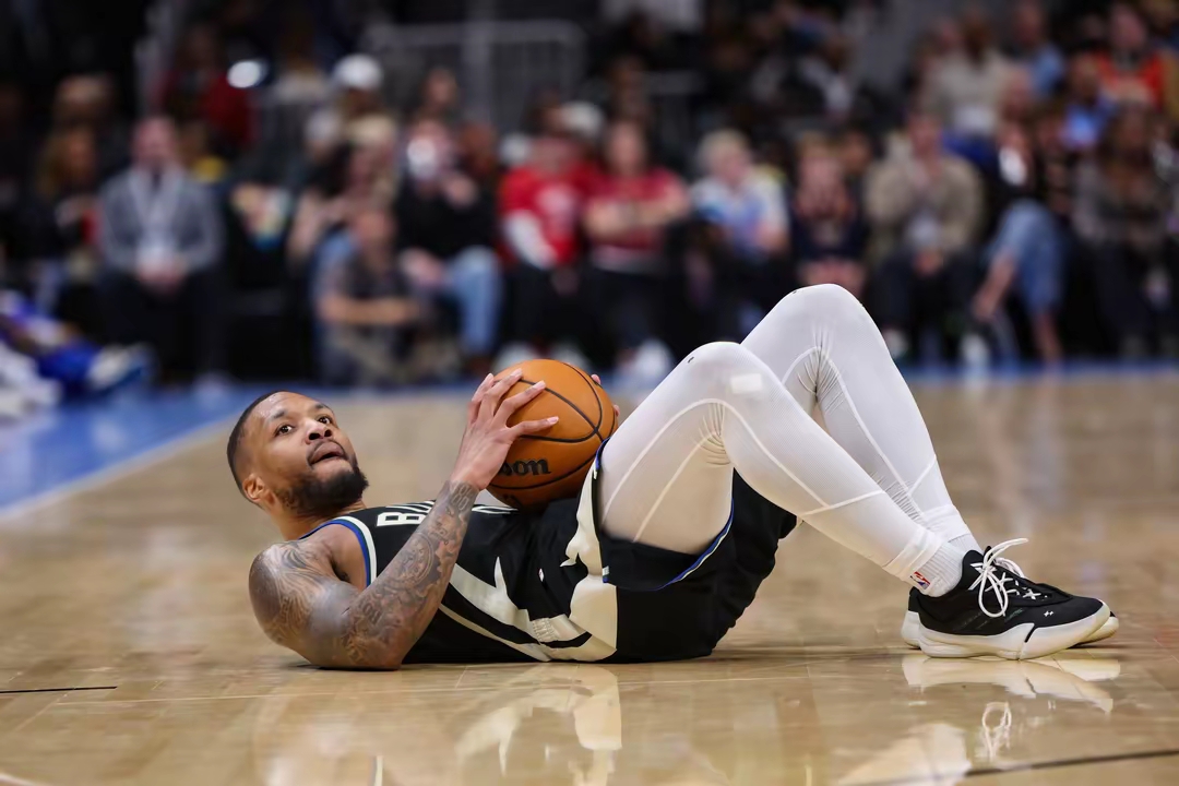 开云体育教练-开拓者负于骑士，利拉德状态低迷