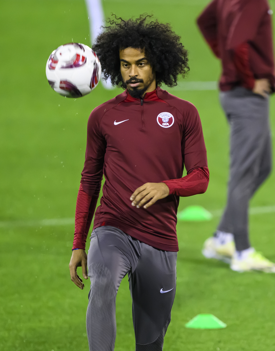 足球明星们在比赛中展现出顶尖的实力和技艺 足球明星们在比赛中展现出顶尖的实力和技艺