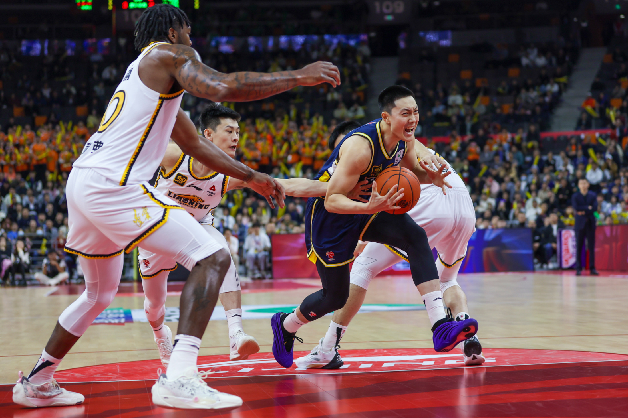 篮球盛宴中的头号对决备受瞩目 篮球盛宴中的头号对决备受瞩目