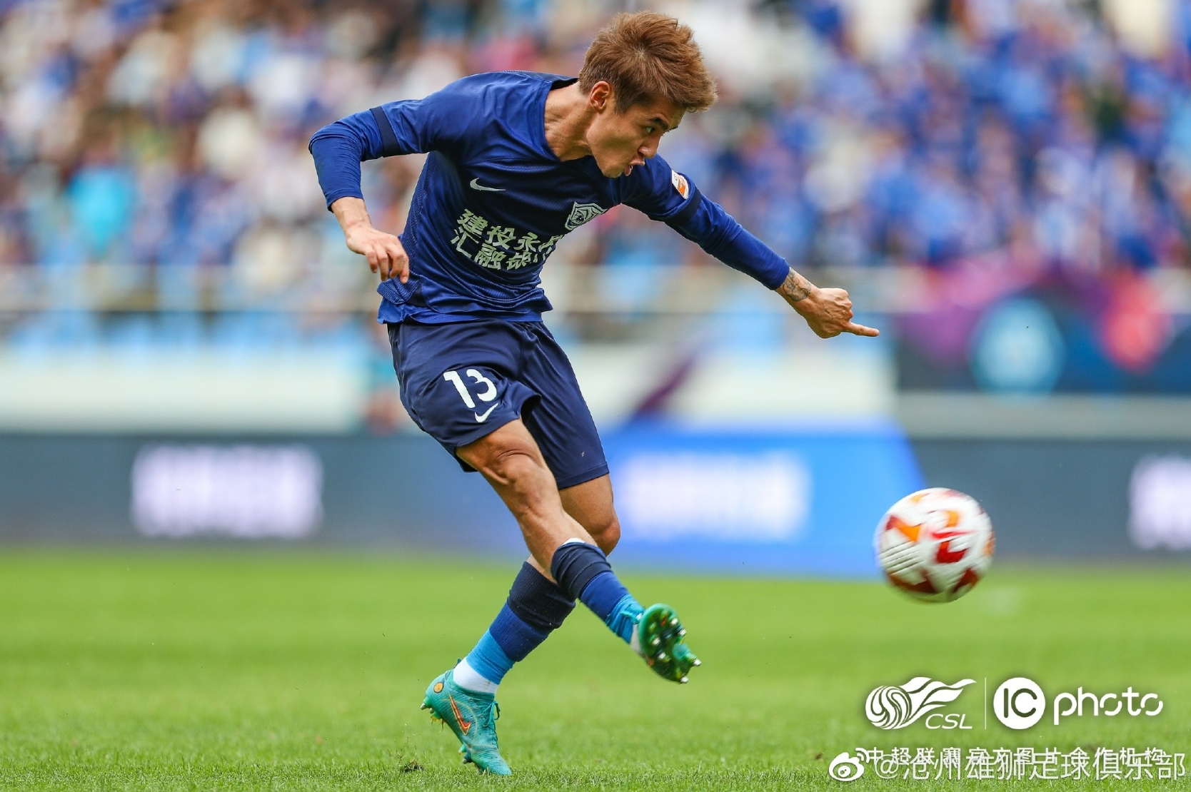 阿兰拿下制胜球,赢得球迷掌声 阿兰拿下制胜球,赢得球迷掌声